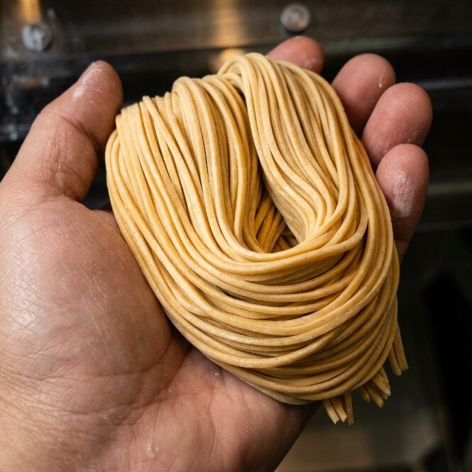 毎朝仕込む自家製麺