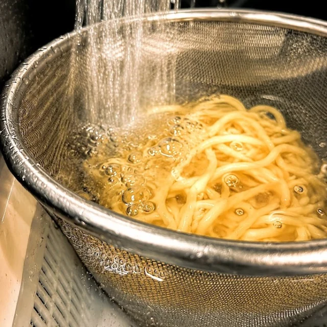茹で上げた麺を、一気に冷水で締める。

このひと手間が、
夏の一杯の食感をつくります。

本日も10:30よりお待ちしております。

#中華そば親孝行 #自家製麺 #冷しどら息子