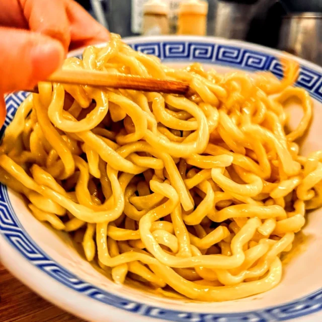 毎朝、麺を打つ。

茹でて、合わせて、
今日の状態を確かめる。

毎日やっていることですが、
毎日まったく同じではありません。

少しずつ整えながら、
今日も一杯ずつ。

本日も10:30より営業いたします🍜

#中華そば親孝行 #自家製麺