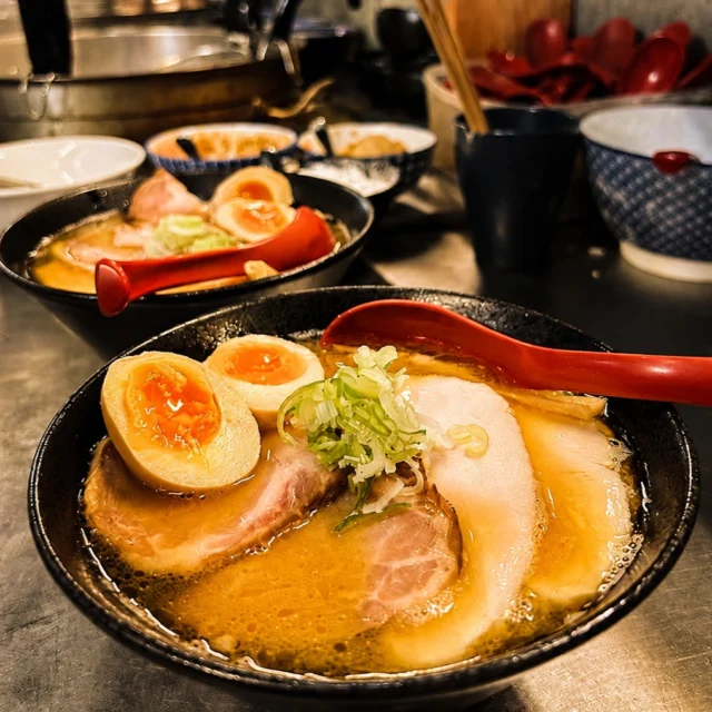 一杯が出るまで。

ご注文をいただいてから麺を茹で、
茹で上がったら、そのまま盛り付けへ。

スープ、麺、具材。

なるべく良い状態でお出しできるよう、
一杯ずつ仕上げています。

お待ちのお客様がいらっしゃるときは、
お席が空くタイミングを見ながら調理を進めることも。

せっかくお待ちいただいたのだから、
席に着いてからは、なるべくお待たせしないように。

何か特別なことではなく、
毎日の営業で繰り返している、いつもの仕事です。

今日もありがとうございました。

また明日も、一杯ずつ丁寧にご用意します🍜

#中華そば親孝行 #鶏白湯 #自家製麺