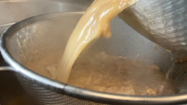 お盆も、いつもの仕込みから。

スープを炊いて、濾して、
今日の一杯を準備する。

完成したラーメンだけでは見えない、
毎日繰り返している親孝行の風景です。

派手なことはありませんが、
こういう積み重ねが、
また食べたいと思っていただける一杯に
つながればと思っています。

本日8月14日(金)も
10:30より営業いたします🍜

今日もよろしくお願いいたします。

#中華そば親孝行 #鶏白湯 #自家製麺