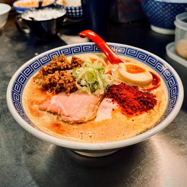 暑い日に、あえて。

冷たい麺が嬉しい季節ですが、
こんな日に食べる赤白湯も、やっぱりいい。

濃厚な鶏白湯に、
辛味と肉味噌。

食べ始めは濃厚に。
少しずつ辛味を溶かしていくと、
一杯の中で表情が変わっていきます。

夏の限定も作りながら、
いつもの一杯も、いつも通り丁寧に。

本日も10:30より営業です。

お盆期間中につき仕入れにも限りがあるため、
夜営業についてはランチ終了後の食材状況を見てお知らせいたします。

今日も一杯ずつ、しっかり作ります。
よろしくお願いいたします。

#中華そば親孝行 #鶏白湯 #自家製麺