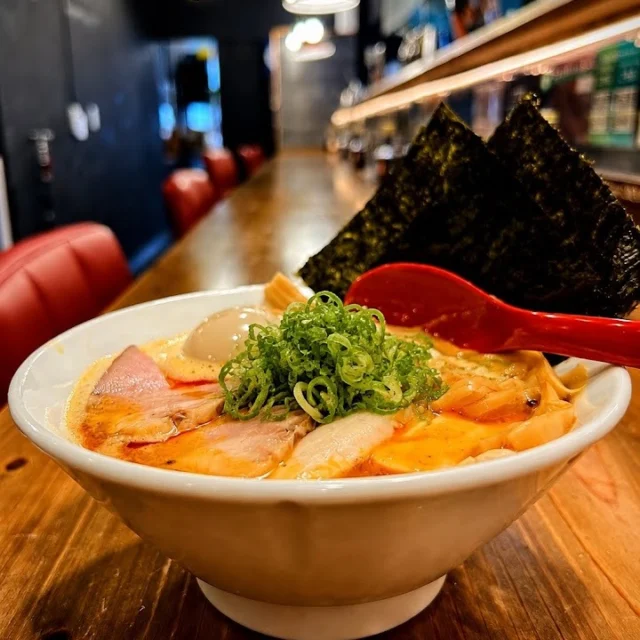 いつもの場所で、いつもの一杯を。

スープを仕込んで、
麺を準備して、
最後はここから一杯ずつ。

毎日同じように見えても、
少しずつ確認して、少しずつ整えて。

昨日より少しでも良い一杯をお出しできるように、
今日もいつもの親孝行でお待ちしています🍜

8月15日(土)
昼　10:30〜14:30
夜　18:00〜20:45

※夜営業は昼営業の状況により、売り切れ次第終了となる場合がございます。

ご来店前にストーリーズで最新の営業状況をご確認いただけますと幸いです。

今日もよろしくお願いいたします。

#中華そば親孝行 #鶏白湯 #自家製麺