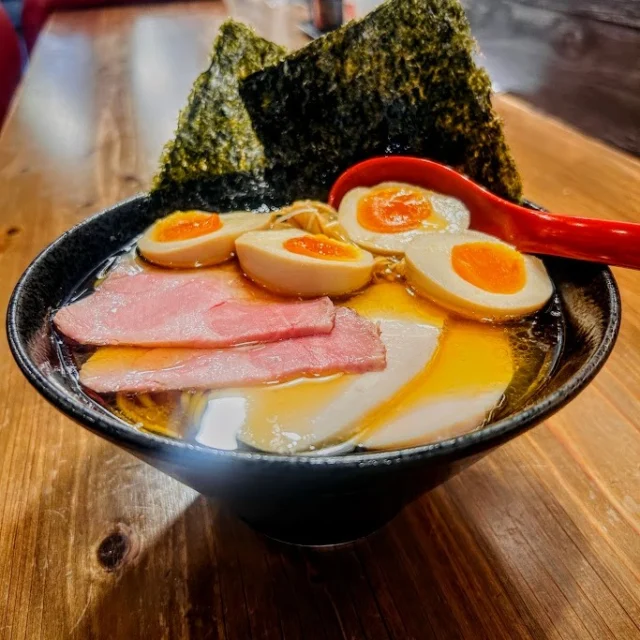 一杯の中に、毎日の積み重ね。

小麦粉の配合、加水、麺の厚み。
日々少しずつ調整を重ねながら、店内で製麺しています。

今日も変わらず、いつもの一杯を丁寧に。

本日10月13日（火）は、祝日営業に伴う振替定休日です。

また明日から、よろしくお願いいたします。

#中華そば親孝行 #自家製麺 #名古屋ラーメン #名古屋市中川区