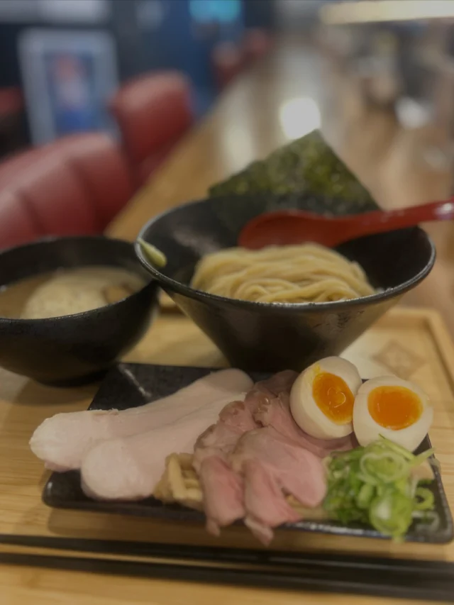 自家製麺の濃厚鶏つけそば。

小麦の配合や加水、麺の太さ。
少しずつ調整を重ねながら製麺しています。

今日もいつも通り、丁寧に。

日曜日もよろしくお願いします。

#中華そば親孝行 #名古屋ラーメン #自家製麺 #濃厚鶏つけそば