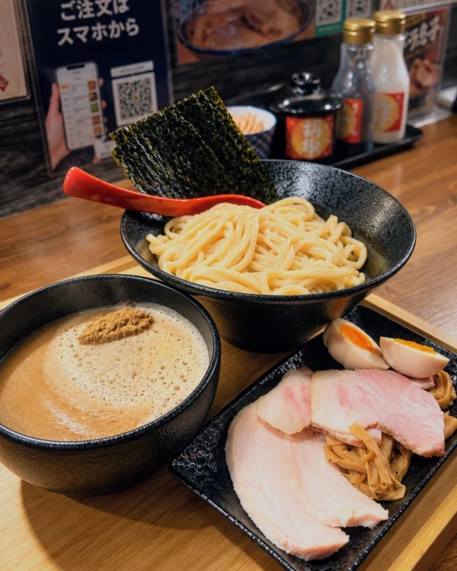 粉から麺へ。
そして、一杯のつけそばへ。

毎日の製麺も、少しずつ試行錯誤を重ねながら。

本日12日（月・祝）は祝日営業です。
明日13日（火）は振替休業となります。

本日もよろしくお願いいたします。

#中華そば親孝行 #自家製麺 #濃厚鶏つけそば #名古屋ラーメン