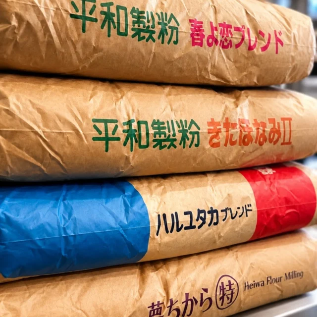 小麦粉が届きました。

それぞれに違う個性があって、
組み合わせることで麺の表情も変わります。

粉を選び、配合を考え、麺を打つ。

毎週少しずつ。
今日も親孝行の麺づくりです。

#中華そば親孝行 #自家製麺 #名古屋ラーメン