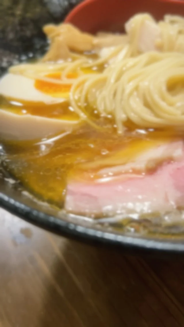 少しずつ変わっている、細麺。

先週から小麦粉の配合を見直し、新たに「ハルユタカ」を加えました。

しなやかさが増し、それでいてしっかりとしたコシも感じられる麺になった気がします。

小麦の香りや、啜ったときの感触。
ほんの少しの配合の違いでも、麺の表情は変わります。

まだまだ試してみたいことはありますが、今週もしばらくはこの配合で続けてみようと思います。

また明日から、よろしくお願いいたします。

#中華そば親孝行 #鶏そば #自家製麺 #名古屋ラーメン #ハルユタカ