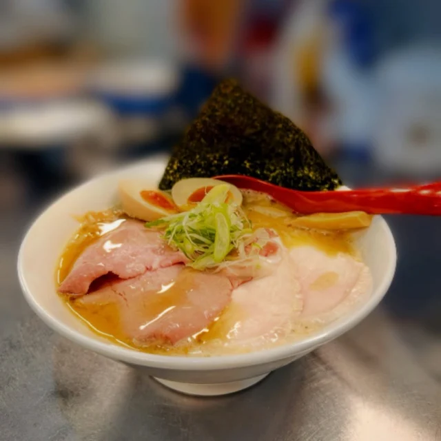 一杯の中に、いろいろな表情があります。

鶏の旨みを重ねた白湯スープ。
しっとりと仕上げたチャーシュー。
そして、毎日向き合っている自家製麺。

少しずつ手を加えながら、
今日もいつもの一杯を作っています。

名古屋市中川区
中華そば親孝行

本日も10:30より営業いたします。

#中華そば親孝行 #鶏白湯 #自家製麺