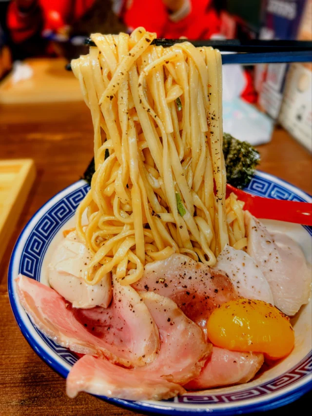 間違えて出来た麺。

せっかくなので油そばにしてみました。

これが意外と美味しい。

失敗のつもりが、
新しい発見になるかもしれませんね。

本日も小麦と鶏に感謝。

10時30分より、よろしくお願いします。

#中華そば親孝行 #自家製麺 #名古屋ラーメン